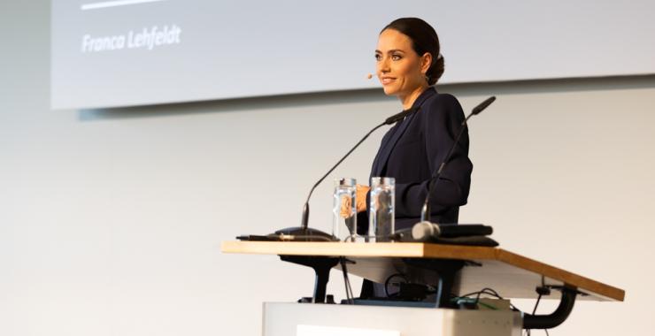 https://www.deutsche-versicherungsboerse.de/images/artikel-slider/maklerprozesse/915/2024-09-17-ff-berlin-8729_resized.jpg